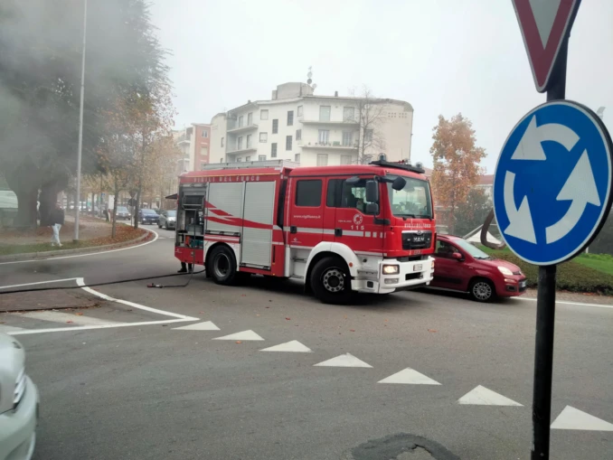 Auto in fiamme in corso Torino ad Alba 1