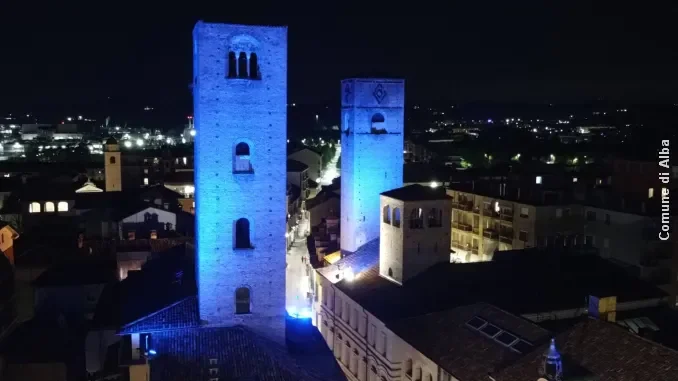 Torri illuminate ad Alba per il cancro al polmone e per la giornata dell'infanzia