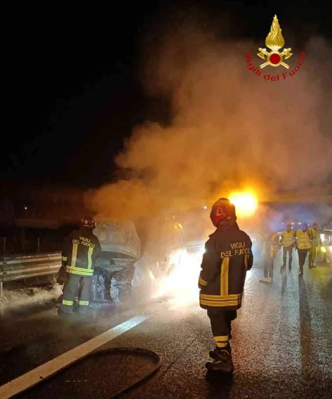 Autocarro in fiamme sull'autostrada tra Asti e Villanova. Autista illeso