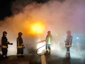 Autocarro in fiamme sull'autostrada tra Asti e Villanova. Autista illeso 1