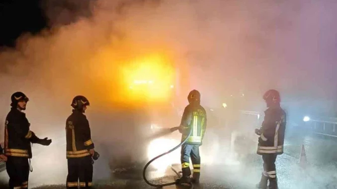 Autocarro in fiamme sull'autostrada tra Asti e Villanova. Autista illeso 1