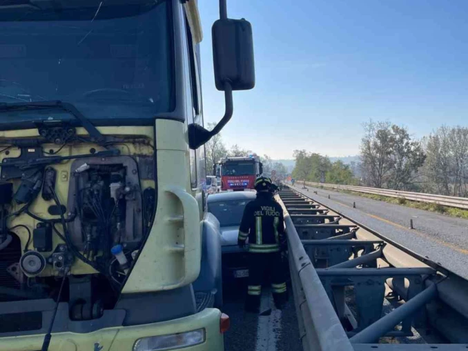 Tamponamento tra due camion e una macchina sulla tangenziale di Asti