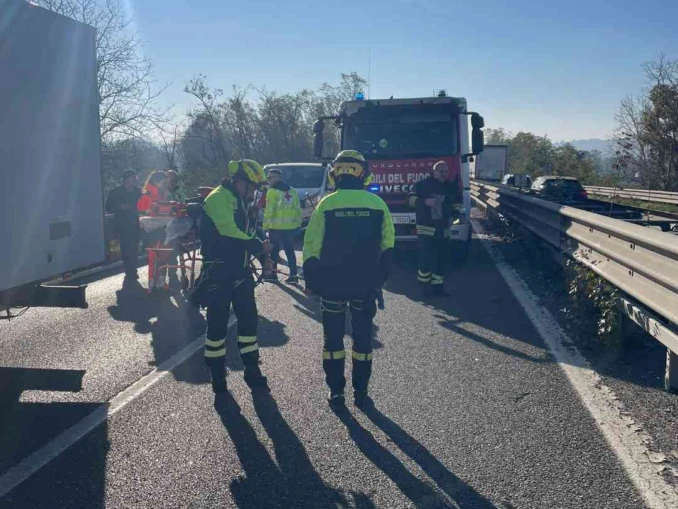 Tamponamento tra due camion e una macchina sulla tangenziale di Asti 1