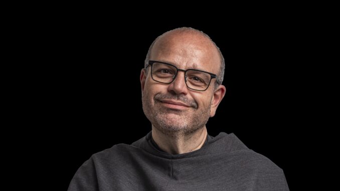 Padre Benanti, uno dei grandi esperti di Ai: «Siamo noi a esserci disumanizzati»