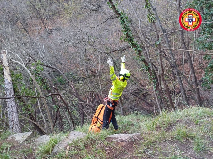 Un cacciatore cade nel bosco, intervengono eliambulanza e Soccorso alpino