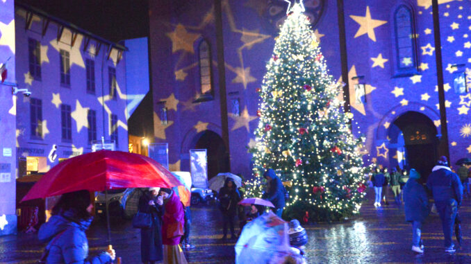 L’albero di piazza Ferrero s’illumina all'Immacolata, iniziano le feste