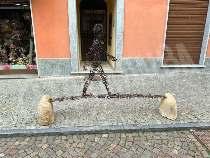 Le opere di Franco Sebastiano Alessandria nelle vie del centro di Dogliani 1