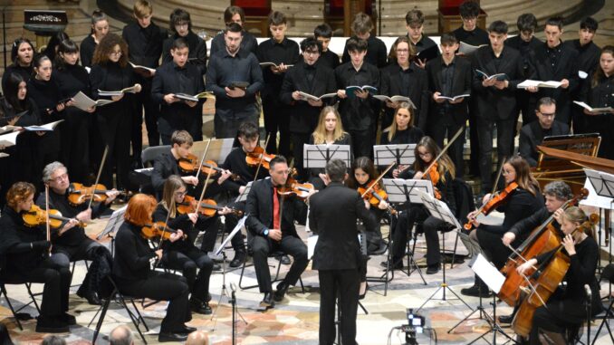 Al tempio San Paolo riecheggiano le voci e l’orchestra del Da Vinci