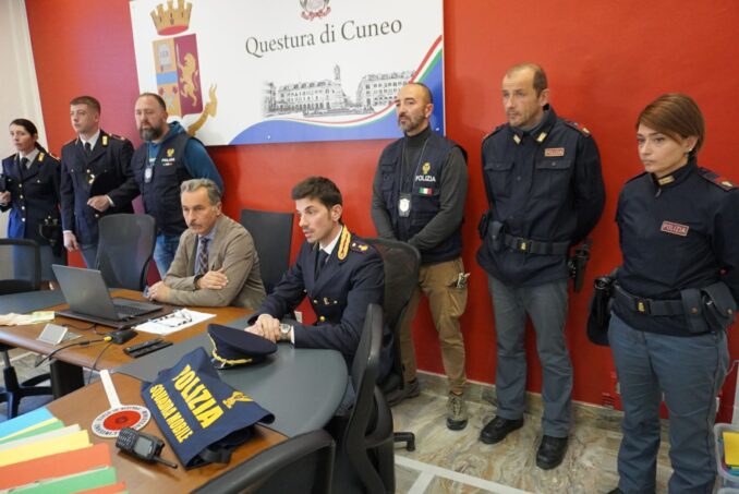 La Polizia contrasta il favoreggiamento all’immigrazione clandestina, ai domiciliari la titolare di un Caf di Cherasco (FOTO E VIDEO) 1