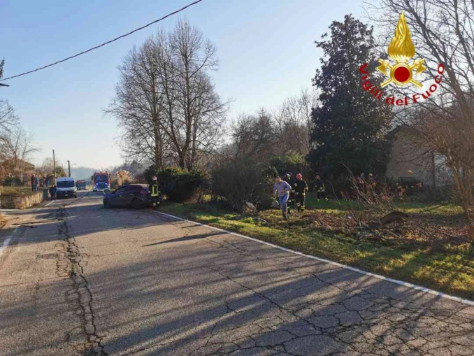 Auto esce di strada a Frinco e danneggia conduttura del gas