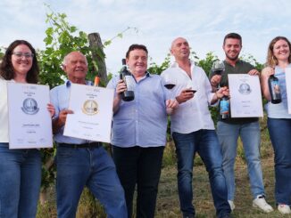 Teo Costa, dopo i premi, una bottiglia da 12 litri  Barbera Castellinaldo 2020