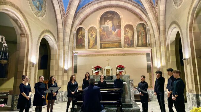 Il coro giovani di Intonando sul palco del teatro Sociale