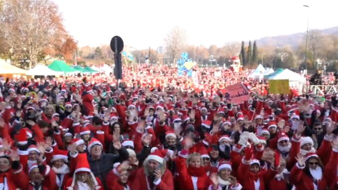 Immagine Migliaia di Babbi Natale per i bambini del Regina Margherita
