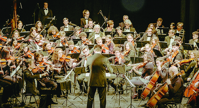 La musica dal vivo con l’orchestra di Fossano al Politeama di Bra