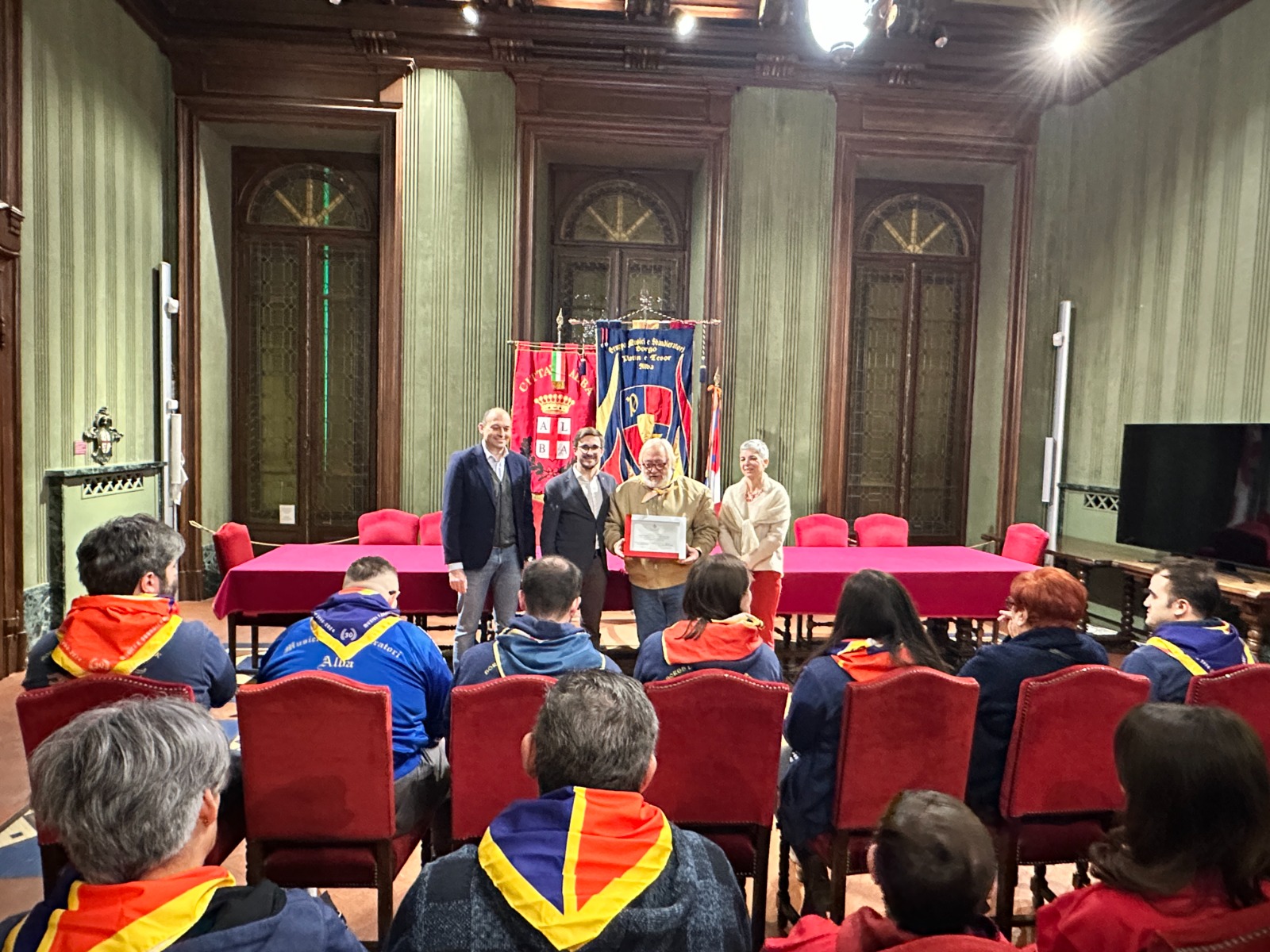 Alba: una targa per i 30 anni del gruppo Sbandieratori e musici del borgo Patin e tesor 1