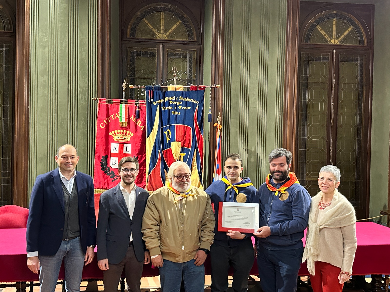 Alba: una targa per i 30 anni del gruppo Sbandieratori e musici del borgo Patin e tesor 2