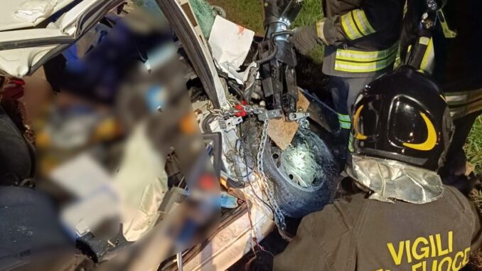 In corso i soccorsi per un incidente stradale a Genola, tre auto coinvolte