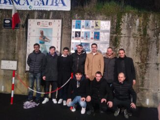 Scoperta a Guarene la piastrella dedicata a Cantina Terre del Barolo Albese, campioni in serie A di pallapugno 2