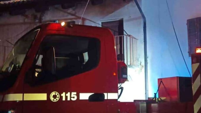 Prende fuoco nella notte un cam