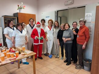I volontari dell'associazione Ho cura fanno visite natalizie a Canale e Bra