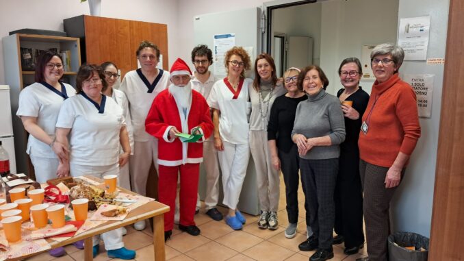 I volontari dell'associazione Ho cura fanno visite natalizie a Canale e Bra