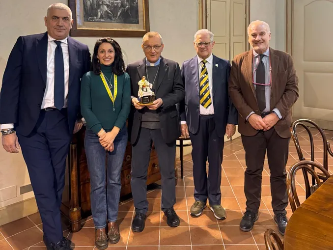 Coldiretti / La statuina del presepe 2024 è la casara, donata anche a monsignor Prastaro