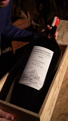 Teo Costa, dopo i premi, una bottiglia da 12 litri  Barbera Castellinaldo 2020 1