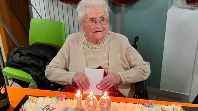 Festa alla residenza Valentino Ravone per i cento anni di bisnonna Pierina