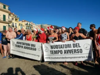 Cimento invernale nel mare di Alassio per i Nuotatori del tempo avverso