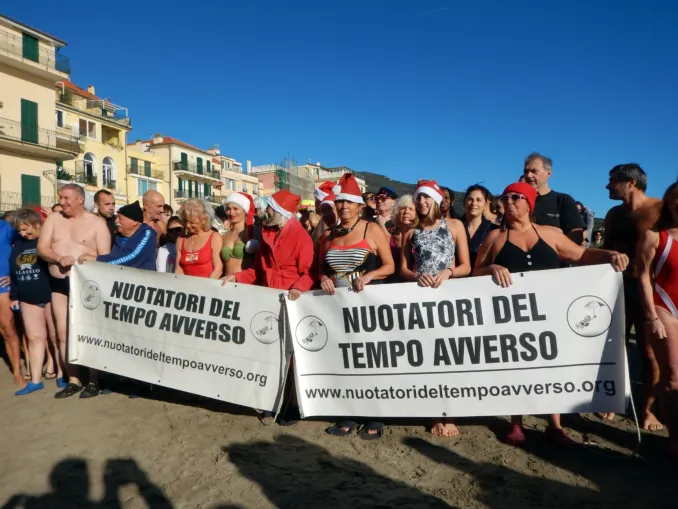 Cimento invernale nel mare di Alassio per i Nuotatori del tempo avverso