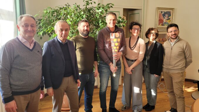 La Giunta di Bra riceve la fiaccola delle Universiadi di Torino 2025