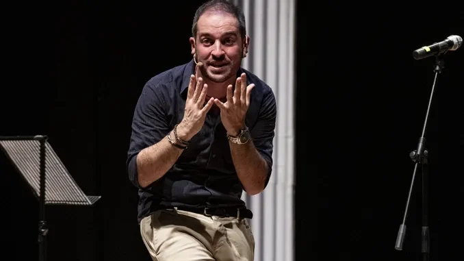 Questa sera al Sociale lo spettacolo comico di Filippo Caccamo