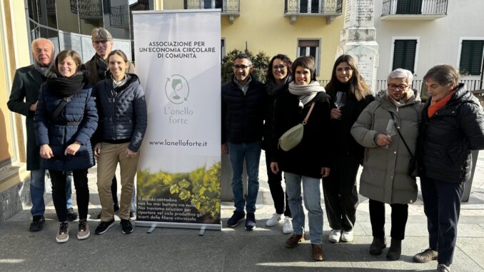 Nei paesi del Barolo il retro delle etichette verrà riciclato