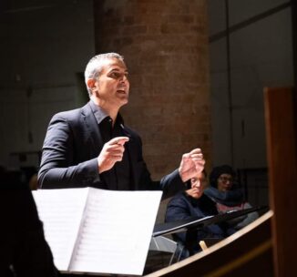 Il coro giovani di Intonando sul palco del teatro Sociale 1