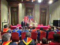 Trenta anni di tamburi e bandiere: il Borgo Patin e Tesor ricevuto in Comune ad Alba 1