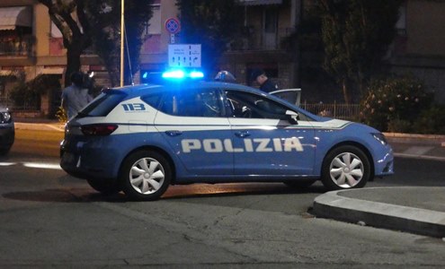 Danneggia le auto in sosta con una mazza, arrestato ad Asti