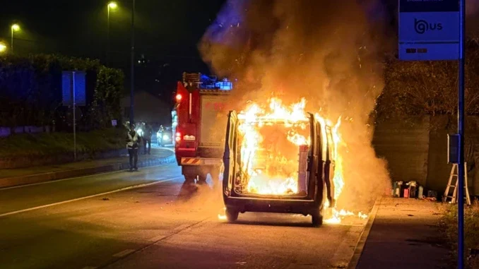 Bra / Furgone in fiamme in strada degli Orti