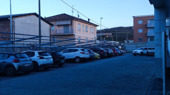 Auto a tutta velocità e sporcizia: è il parcheggio Lidl di Alba