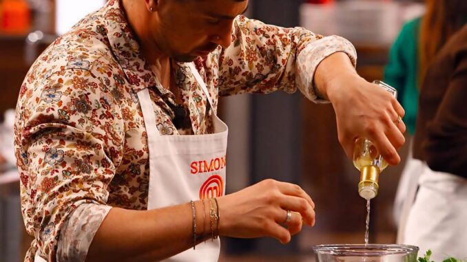 Masterchef: il panettone gastronomico a prova di caduta porta fortuna a Simone Grazioso