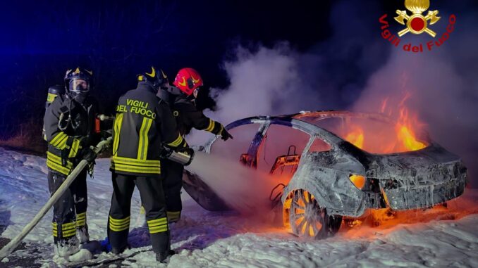 WhatsApp Image 2025-01-03 at 19.17.24 Auto elettrica prende fuoco percorrendo la strada da Vergne verso la Fondovalle, nel comune di Narzole