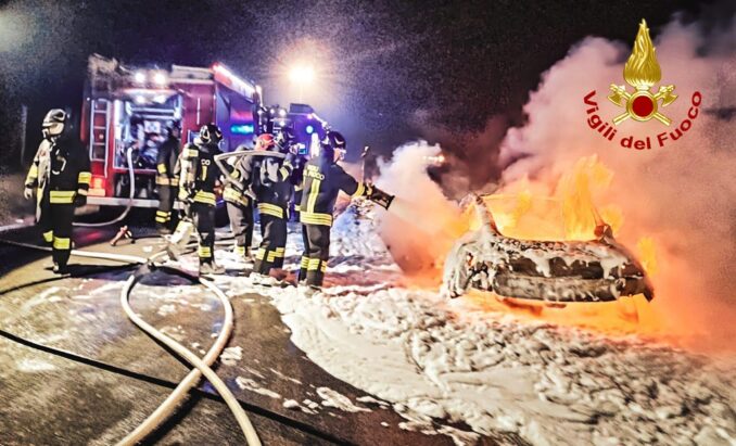 Auto elettrica prende
