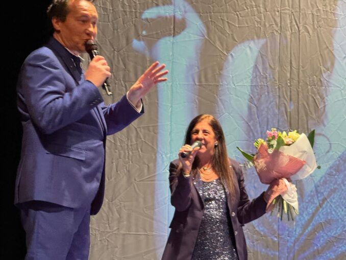 Memorial per Fiorenzo Revello: con il tenore Andrea Del Principe, la sala storica del Teatro Sociale di Alba gremita di amici, collaboratori, cittadini