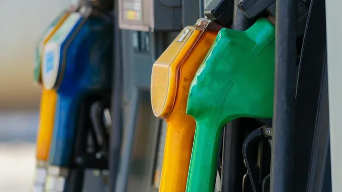 Prezzo della benzina alle stella: in autostrada il servito arriva a 2,40 euro al litro