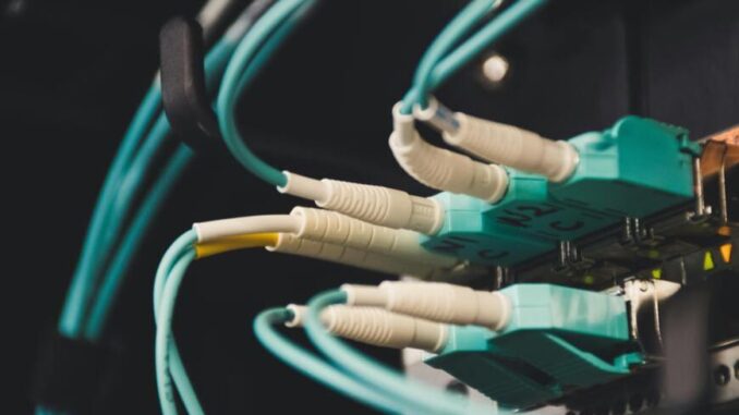 cavi internet fibra Entro la fine del 2025 in tutti i Comuni del Piemonte ci sarà la fibra ottica