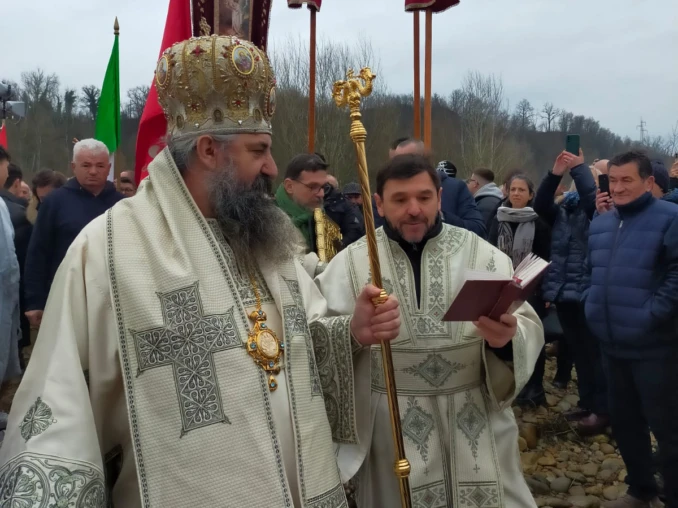 Gli ortodossi macedoni festeggiano l'Epifania con il tuffo nel Tanaro
