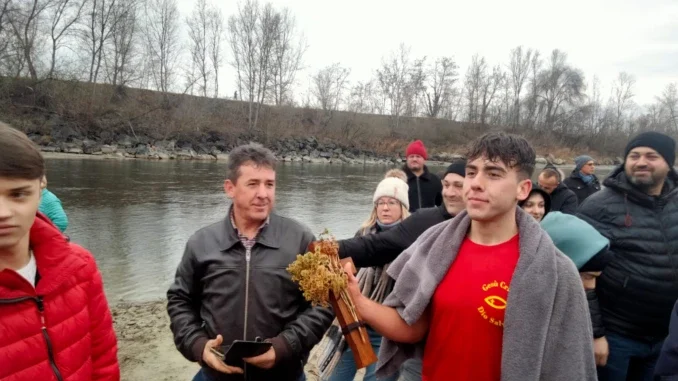 epifania Neive 3 Gli ortodossi macedoni festeggiano l'Epifania con il tuffo nel Tanaro 1