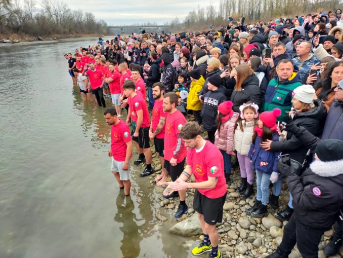 Gli ortodossi macedoni festeggiano l'Epifania con il tradizionale tuffo nel Tanaro
