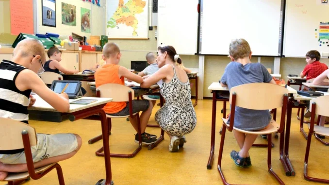 Scuola / Le iscrizioni per l'anno 2025-26 si apriranno soltanto il 21 gennaio 1