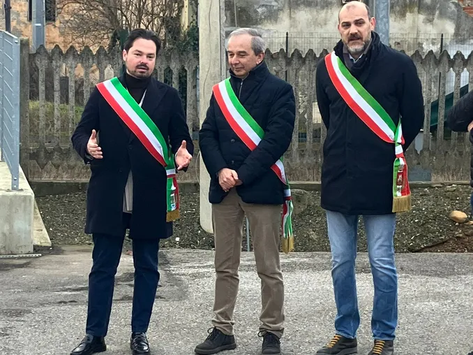 Un presidio con tre sindaci per chiedere di riaprire la linea ferroviaria Bra-Cavallermaggiore