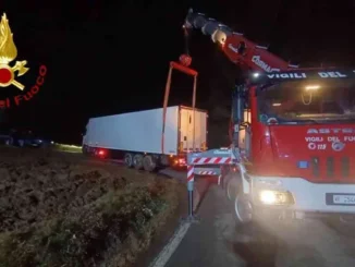 Tir fuori strada a Vesime, lungo intervento dei Vigili del fuoco per riportarlo sull'asfalto